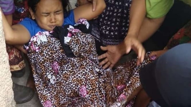 VIVA Militer: Istri prajurit TNI saat berusaha selamatkan nyawa ibu dan bayi.
