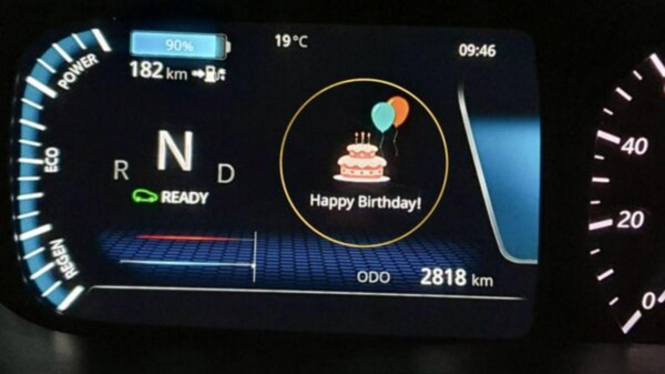 Ucapan selamat ulang tahun di dasbor mobil