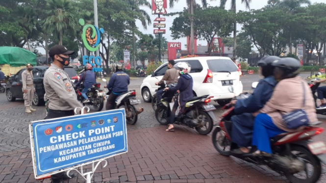 Polisi di lokasi check point di suatu jalan utama di Kabupaten Tangerang. (Foto dokumentasi). 