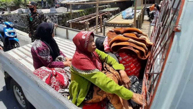 Dua perempuan lansia warga permukiman di lereng Gunung Merapi dievakuasi menyusul peningkatan aktivitas vulkanik gunung api itu pada Jumat, 13 November 2020.