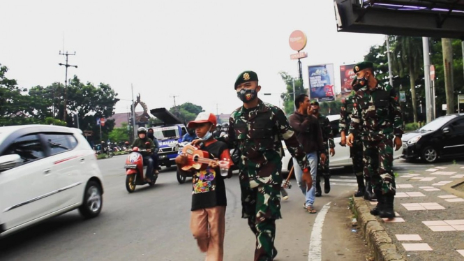 VIVA Militer: Prajurit Yonarmer 10/Brajamusti bawa anak jalanan.