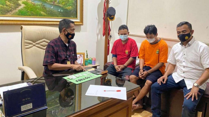 Polisi memperlihatkan dua tersangka pengedar narkoba sabu-sabu yang berperan sebagai kurir dan mereka berprofesi sebagai pengemudi ojek online di Kabupaten Cikarang, Jawa Barat, pada Jumat, 13 November 2020.