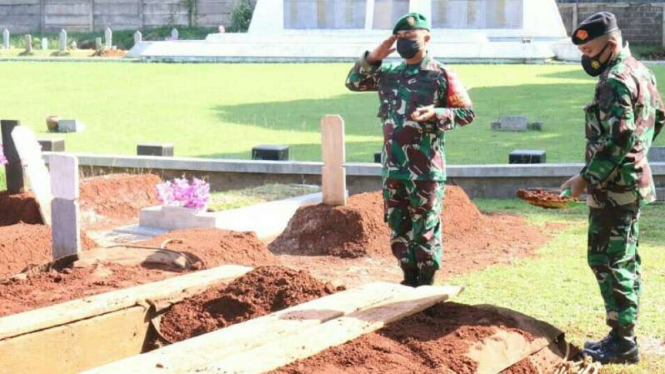 VIVA Militer: Dandim 0504/JS, Kolonel Ucu Yustiana  di pemakaman Serma Husen.