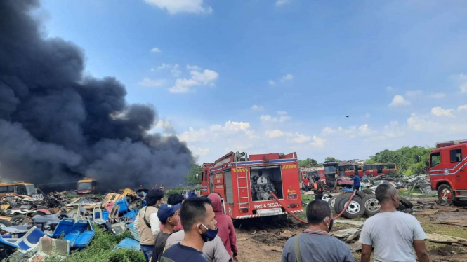 Puluhan bangkai bus Transjakarta terbakar di Dramaga, Bogor