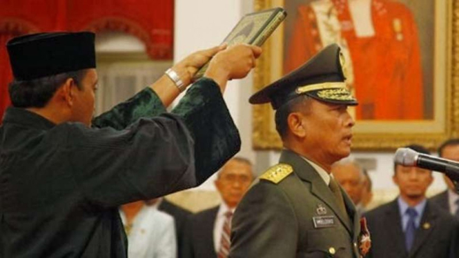 VIVA Militer: Jenderal TNI Moeldoko disumpah saat dilantik menjadi Panglima TNI