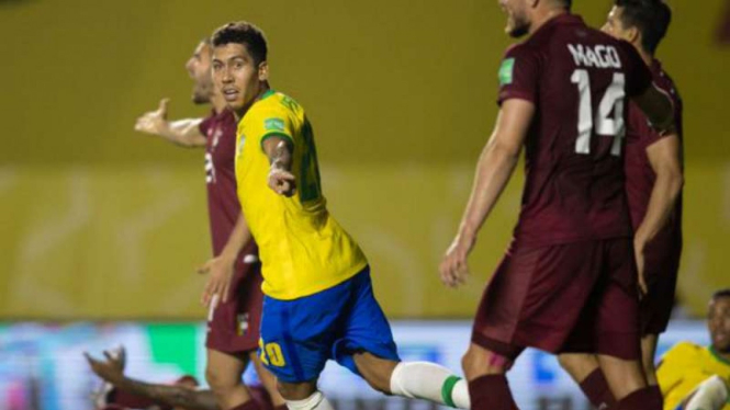 Striker Timnas Brasil, Roberto Firmino rayakan gol ke gawang Venezuela.