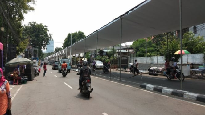 Tenda terpasang di sekitar kediaman Habib Rizieq di Petamburan, Jakarta Pusat