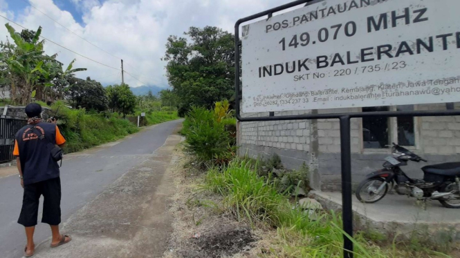 Seorang warga mengamati Gunung Merapi dari kejauhan di Kecamatan Kemalang, Klaten, Jawa Tengah, mengungsi setelah mendengar suara gemuruh dari puncak Merapi pada Sabtu, 14 November 2020.