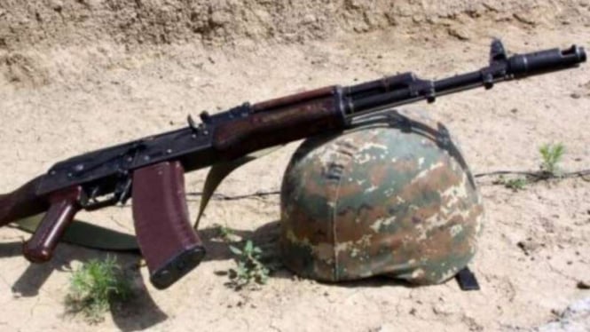 VIVA Militer: Senapan dan helm prajurit Armenia yang tewas dalam perang