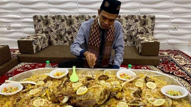 Ustadz Abdul Somad (UAS) lagi makan nasi kebuli dengan wadah yang sangat besar.