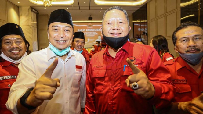 Wakil Ketua PDI Perjuangan sekaligus Wakil Wali Kota Surabaya Whisnu Sakti Buana bersama calon wali kota Eri Cahyadi usai rapat konsolidasi pemenangan pada Minggu, 15 November 2020.