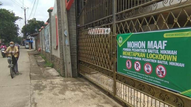 Satu kompleks pesantren di Depok, Jawa Barat, ditutup setelah ratusan santri dan pimpinan lembaga pendidikan itu positif COVID-19 pada Senin, 16 November 2020.