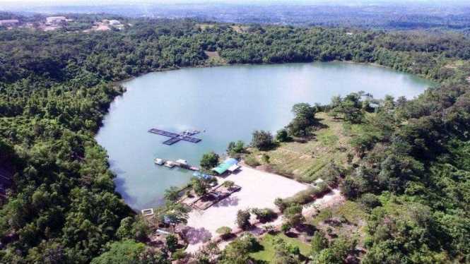 Sebuah cekungan bekas lokasi penambangan batu bara di Sangatta, Kalimantan Timur, direklamasi dan disulap menjadi danau yang dinamai Telaga Batu Arang sekaligus kawasan wisata ecotourism.