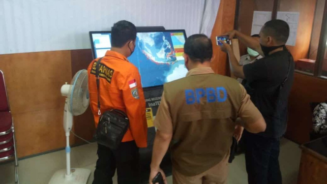 Petugas BPBD Kabupaten Kepulauan Mentawai, Sumatera Barat, sedang memantau gempa bumi dengan magnitudo 6,3 pada Selasa pagi, 17 November 2020.
