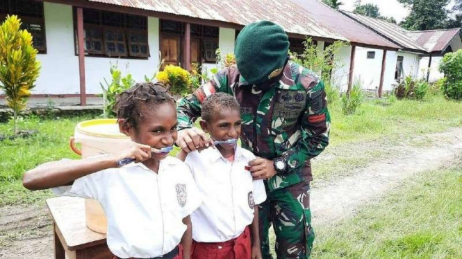 VIVA Militer : Prajurit Yonif 413 Kostrad ajarkan anak-anak cara gosok gigi
