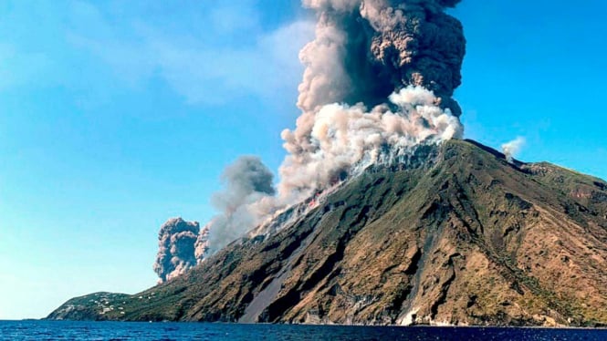 Gunung Stromboli di Italia kembali meletus