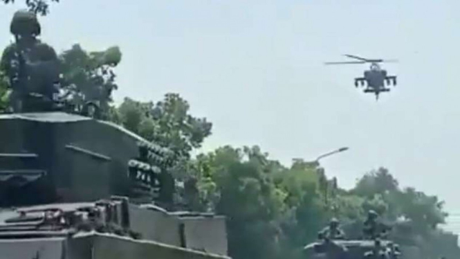 VIVA MIliter : Helikopter serbu Apache Guardian kawal konvoi Tank TNI AD