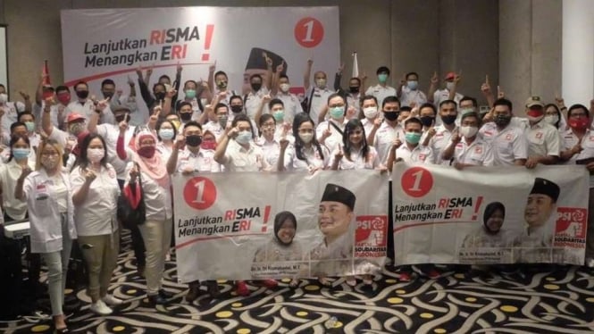 Para relawan PSI Surabaya untuk pemenangan pasangan calon wali kota dan wakil wali kota Surabaya Eri Cahyadi-Armudji pada Selasa, 17 November 2020.