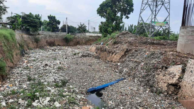 Sampah memenuhi Kali Jambe di Kelurahan Jatimulya, Kabupaten Bekasi.