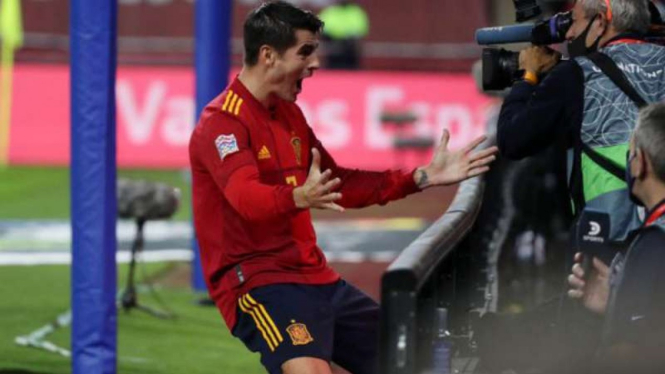 Striker Spanyol, Alvaro Morata rayakan gol.