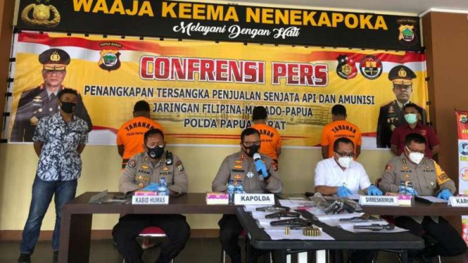 Polisi menangkap tiga penjual senjata api jaringan Filipina di Papua Barat.