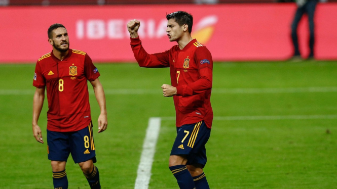 Striker Timnas Spanyol, Alvaro Morata (kanan) merayakan gol