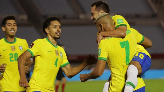 Pemain Timnas Brasil merayakan gol ke gawang Uruguay