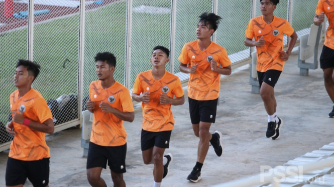 Pemain Timnas Indonesia U-19 menjalani latihan fisik di Stadion Madya GBK,