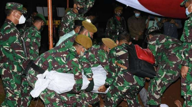 VIVA Militer: Prosesi pemakaman Kolonel TNI  Yusa Aulia.