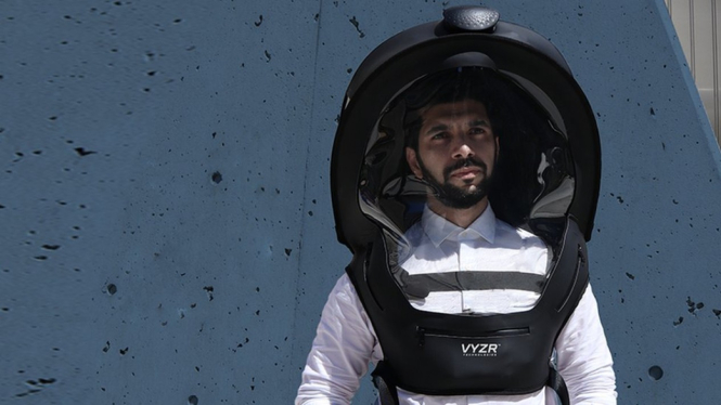 Yezin Al-Qaysi mengatakan orang-orang sering bertanya soal helmnya.-VZYR Technologies


