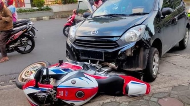 Kecelakaan Daihatsu Ayla dan Honda CBR1000RR