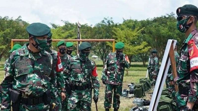 VIVA Militer : Mayjen TNI Santos G Matondang mengecek kesiapan pasukan Yonif 715