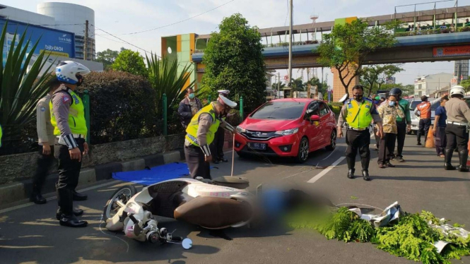Seorang pengendara sepeda motor tewas dengan kondisi mengenaskan usai terlindas mobil di Jalan Raya Margonda, tepat depan Balai Kota Depok, Jawa Barat, pada Kamis, 19 November 2020.