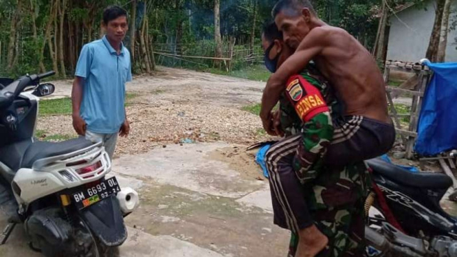 VIVA Militer: Serka TNI Mulyadi gendong bapak Abun.