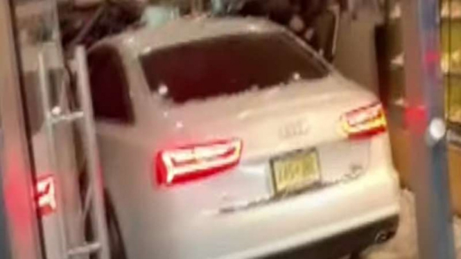 Rekaman gambar mobil Audi tabrak kaca toko roti usai rebutan parkir