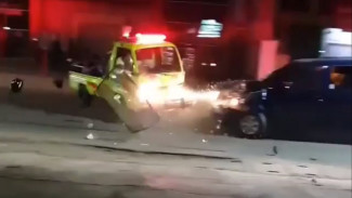 Video Menegangkan Mobil Damkar Selip dan Tabrakan
