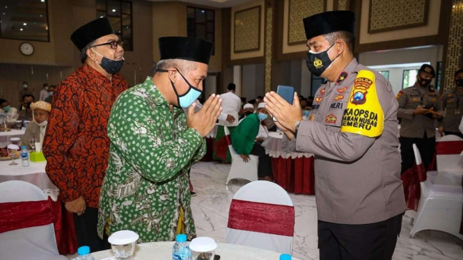 Ketua NU Jatim, Marzuki Mustamar (kiri) bersama Kapolda Jatim Irjen M Fadil.