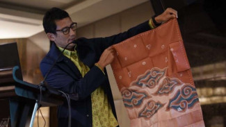 Sandiaga Uno Promosi Produk Snack UMKM hingga Batik Trusmi di Mesir