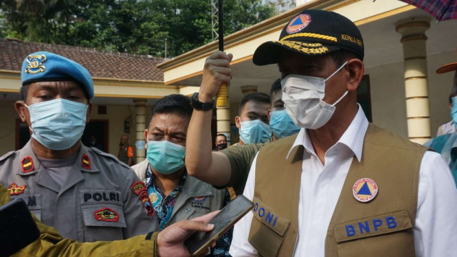Kepala BNPB Letjen TNI Doni Monardo saat ditemui di tempat pengungsian sementara di Balai Desa Balerante, Klaten, Jawa Tengah, Kamis, 19 November 2020.
