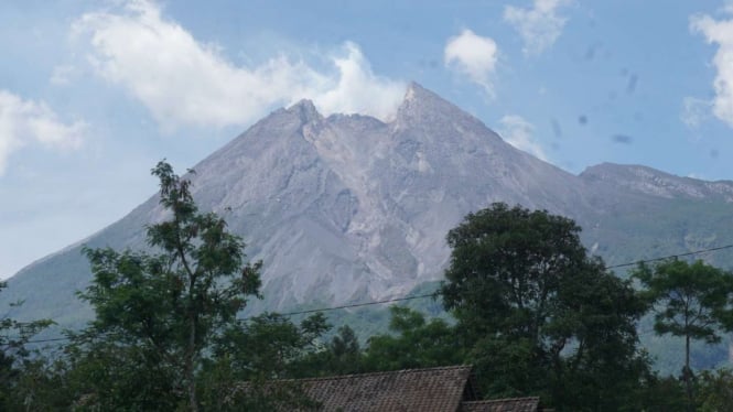 Gunung Merapi diamati dari Desa Balerante, Klaten, Jawa Tengah, pada Kamis, 19 November 2020.