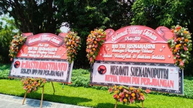 Papan karangan bungan ucapan ulang tahun dari Megawati Soekarnoputri untuk Risma