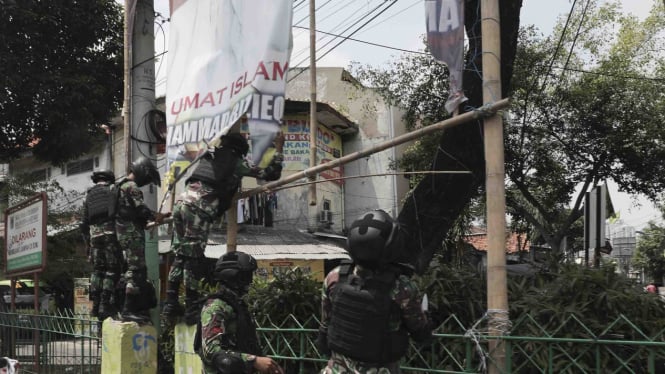 Penurunan Baliho Habib Rizieq