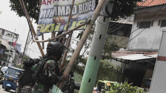 Penurunan Baliho Habib Rizieq