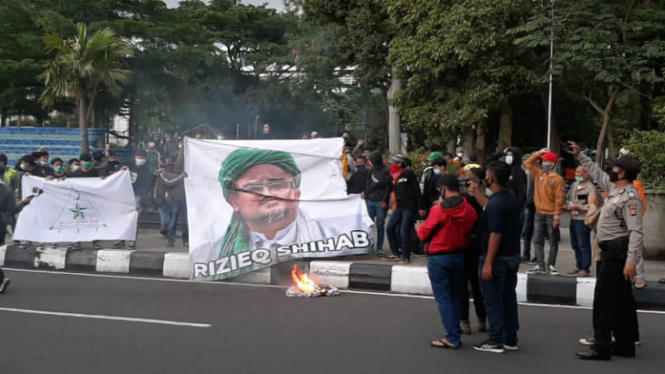 Massa di Bandung bakar gambar foto Habib Rizieq