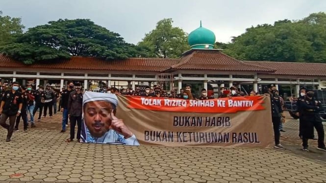 Aksi unjuk rasa menolak Habib Rizieq Shihab ke Banten. Terbentang spanduk bertuliskan; Tolak Rizieq Shihab ke Banten, Bukan habib, Bukan Keturunan Rasul.