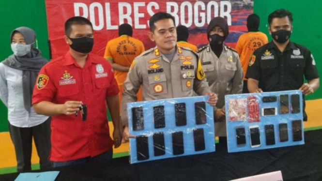 Polisi tangkap pelaku prostitusi online di Puncak Bogor.