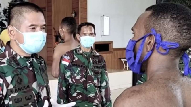 VIVA Militer: Kolonel Inf Bangun Nawoko dan calon prajurit TNI Dwi Cahyono