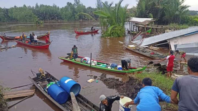 Rumah Warga di Jambi Yang Terkena Abrasi