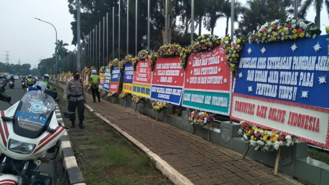 Ratusan karangan bunga di depan Makodam Jaya.