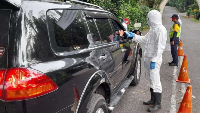 Petugas memeriksa penerapan protokol kesehatan pencegahan COVID-19 di Taman Safari Indonesia di Bogor, Jawa Barat.